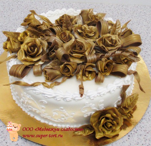 Свадебный торт с розами цвета золотой металлик